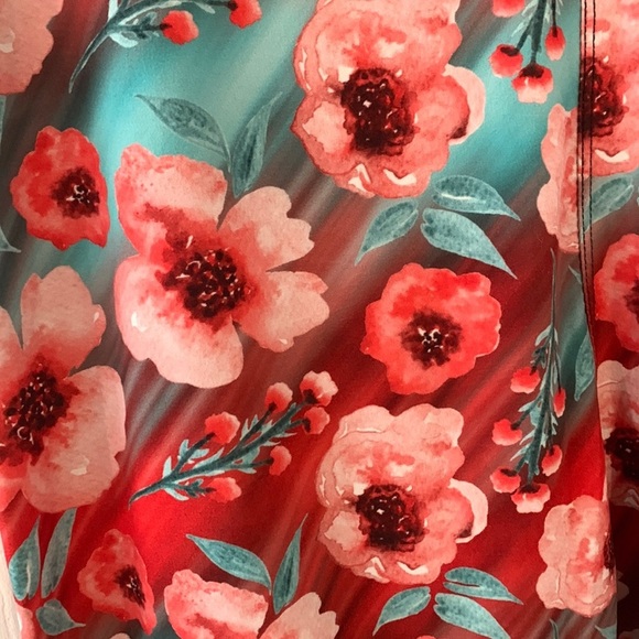 EUC Soft Capri Floral Leggings size “Curvy”. See measurements in description - Picture 2 of 6